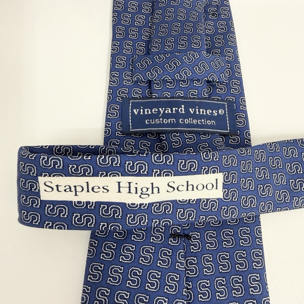 Vineyard Vines Mens Tie Staples High School Blue Silk USA 3.5" (W) x 59" (L) guc